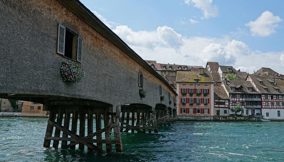 Die Durchfahrt unter der Rheinbrücke in Diessenhofen ist nicht mehr möglich.