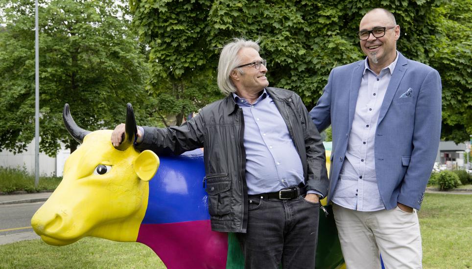 Marcel A. Müller (l.) und sein Nachfolger Urs Wohlgemuth setzen die Kuh gern auch
für Werbezwecke ein.
Bild: Jeannette Vogel