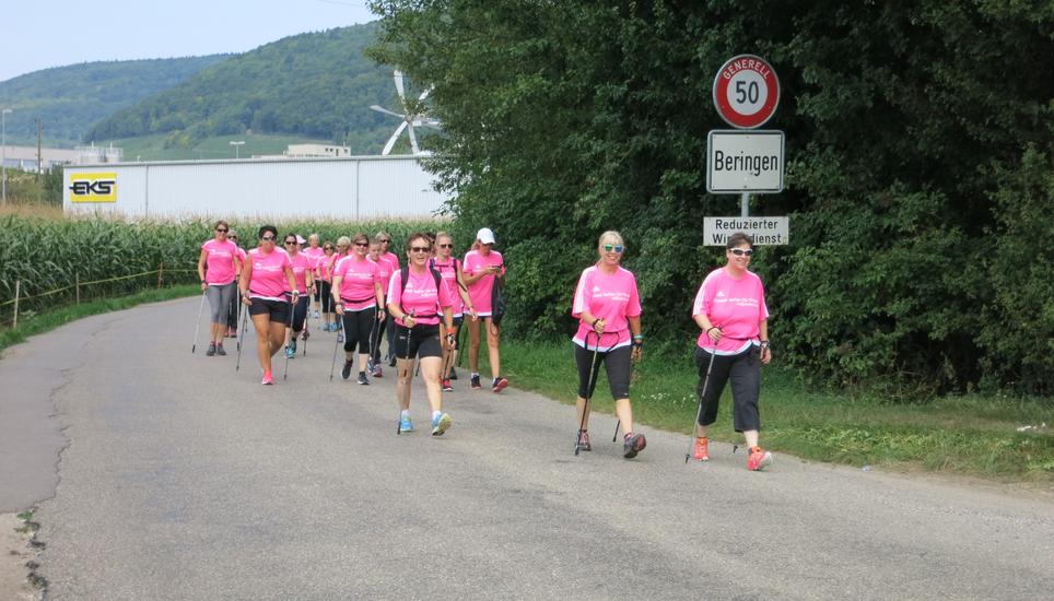 Beim Charity Walk «Frauen laufen für Frauen» - im Bild der Anlass des Jahres 2017 - soll das Thema Brustkrebs im Zentrum stehen. Bild: Radio Munot