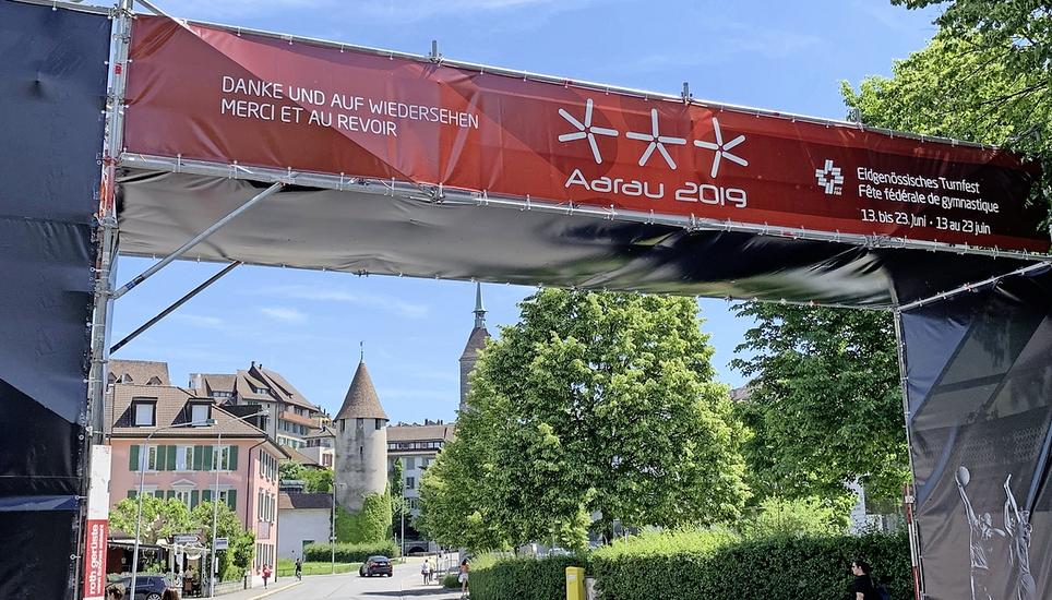 Aaraus Altstadt bildet eine malerische Kulisse für Tausende Turner und ETF-Besucher. Bild: hcs