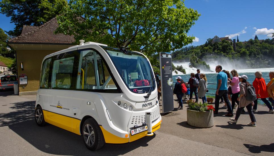 Das neue Shuttle der Linie 12 am Rheinfallbecken. Bild: profifoto.ch