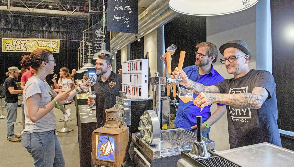 Bierbrauer Fabio Colombo aus Lugano (rechts) schenkte ein bernsteinfarbenes IPA zur Degustation aus. Bild: Michael Kessler