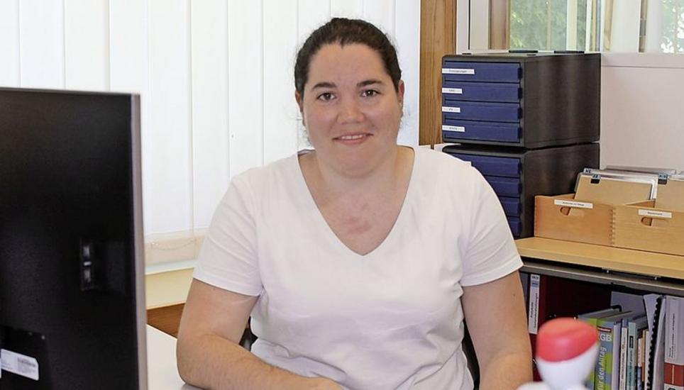 Gemeindeschreiberin Carolina Bächi an ihrem Arbeitsplatz. Bild: Sonja Werni