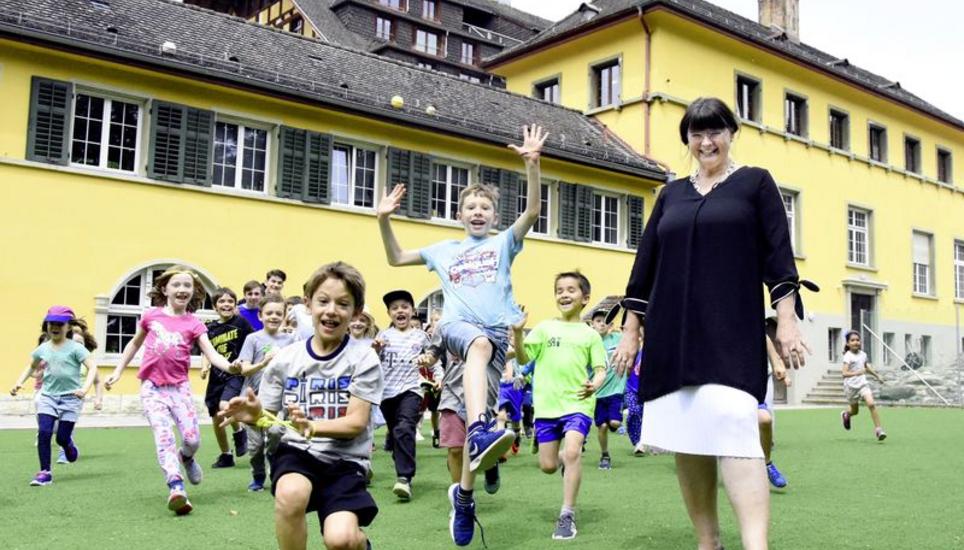 Schulleiterin Gundula Kohlhaas mit einer Gruppe Primarschülern auf dem Sportplatz der International School Schaffhausen hinter dem Logierhaus. Bild: Melina Ehrat