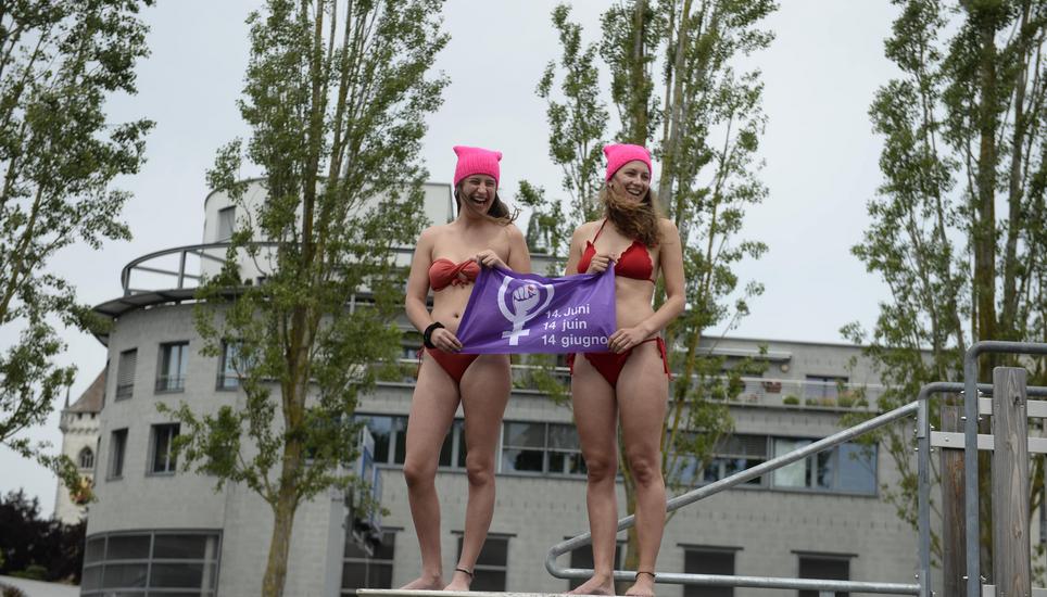 Mutige sprangen vom Sprungbrett in den noch recht frischen Rhein.