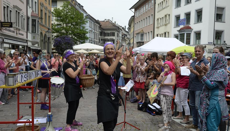 Die Zuschauer machen mit.