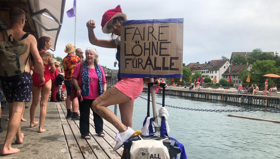 Ein Highlight des Frauenstreik: Der Equal-Pay-Schwumm in der Rhybadi.