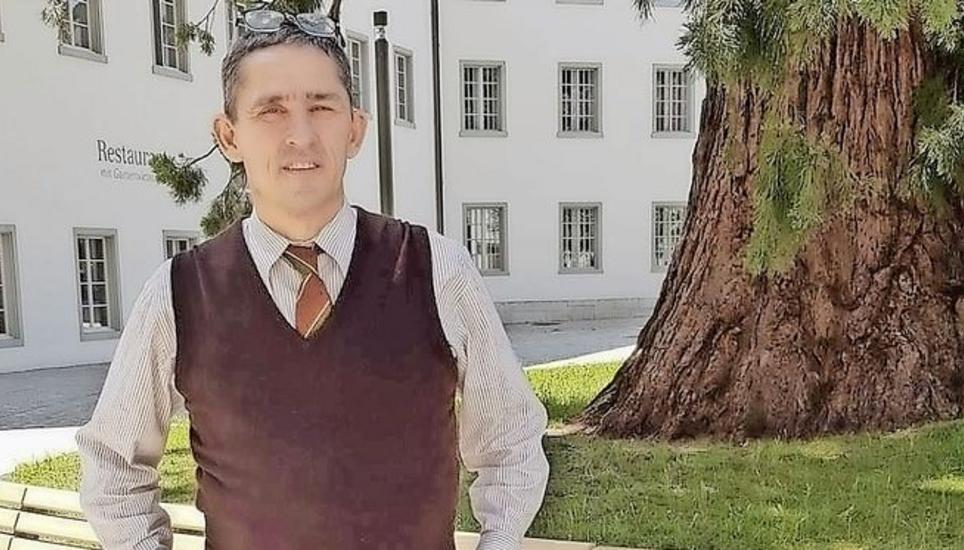 Der Neuhauser Kai Scherer ist seit 25 Jahren als Statist im Einsatz. In der Klosterkirche Rheinau spielte er, in passender Kleidung, einen Beamten. BILD ZVG