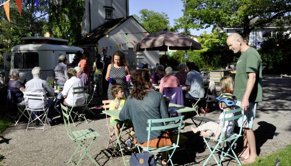 Jung und Alt traf sich am Donnerstag an der mobilen Quartierbar in Niklausen. Bild: us