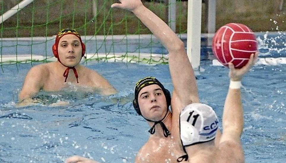 Die SCS-Wasserballer (dunkle Kappen) peilen zwei Siege an. BILD REINHARD STANDKE