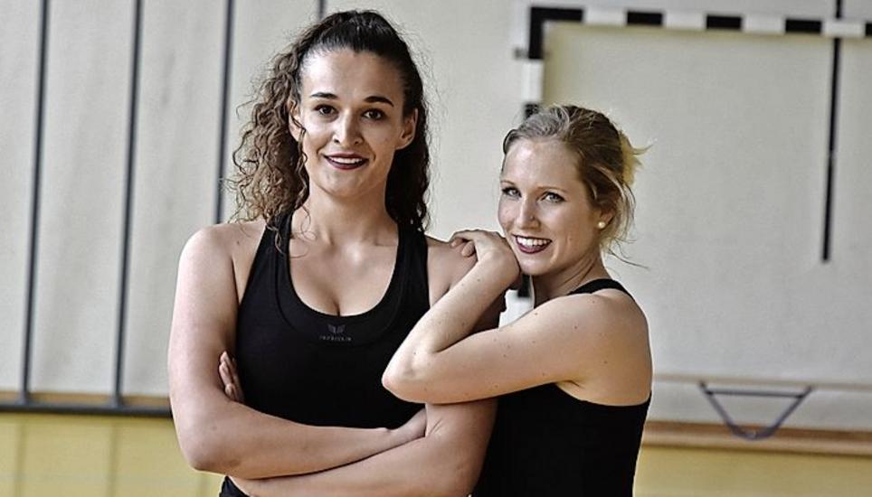 Chiara Ciapponi und Lena Schwaninger (v.l., TV Löhningen) freuen sich über ihre gelungene Gymnastik zu zweit.