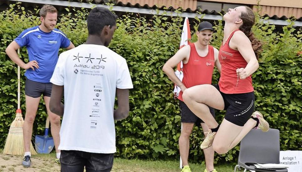 Tanja Schlatter vom TV Beringen (hinten Präsident Daniel Zinser) gibt in ihrem dritten Weitsprungversuch alles und schafft 4,51 m. Am Stufenbarren holte sie eine tolle 9,70. Bilder: hcs