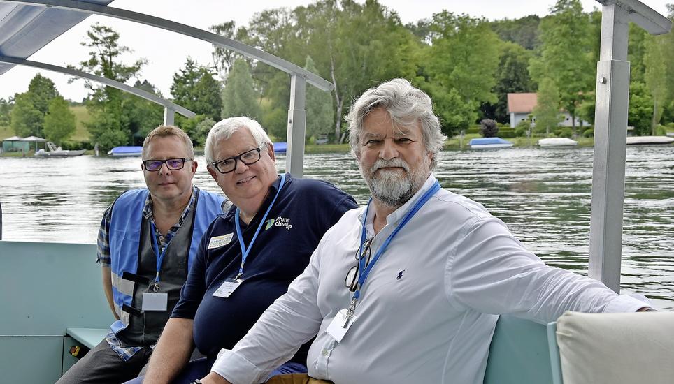 Siegfried Bernath (l.), Ingo Lentz und Joachim Umbach auf dem Rhein. Bild: Valeria Cescato