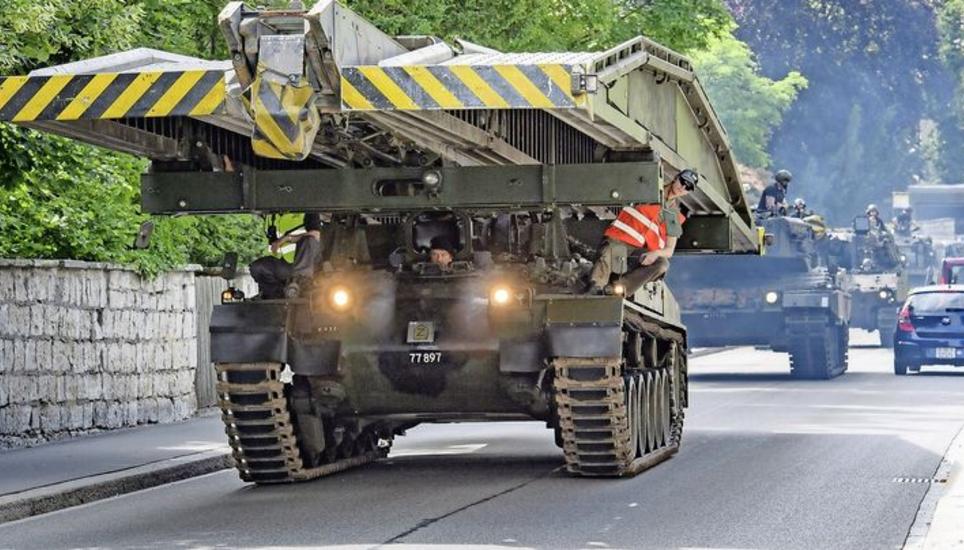 Am Samstag rollten die Panzer durch die Stadt. Viele Schaulustige begleiteten den Korso auf dem Weg nach Neuhausen. Bild: Michael Kessler