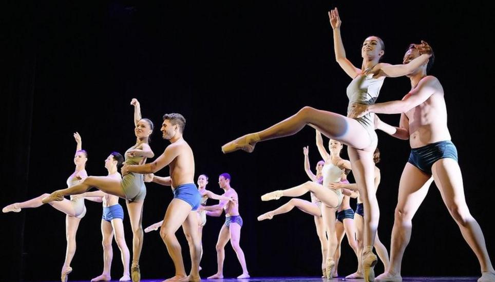 Die Cinevox-Tänzerinnen und Tänzer am Samstag in der Choreografie «Les parfums du paradis» von Franz Brodmann. Bild: Michael Kessler