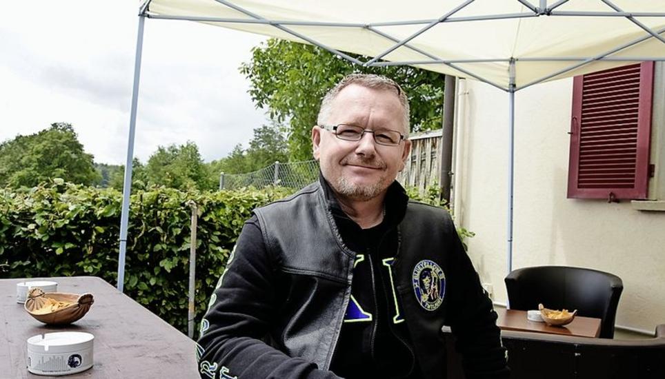 Das Mobiliar aufstellen, die Kaffeemaschine putzen und den Grill transportieren – als Supporter hilft Fredi Gschwend mit.