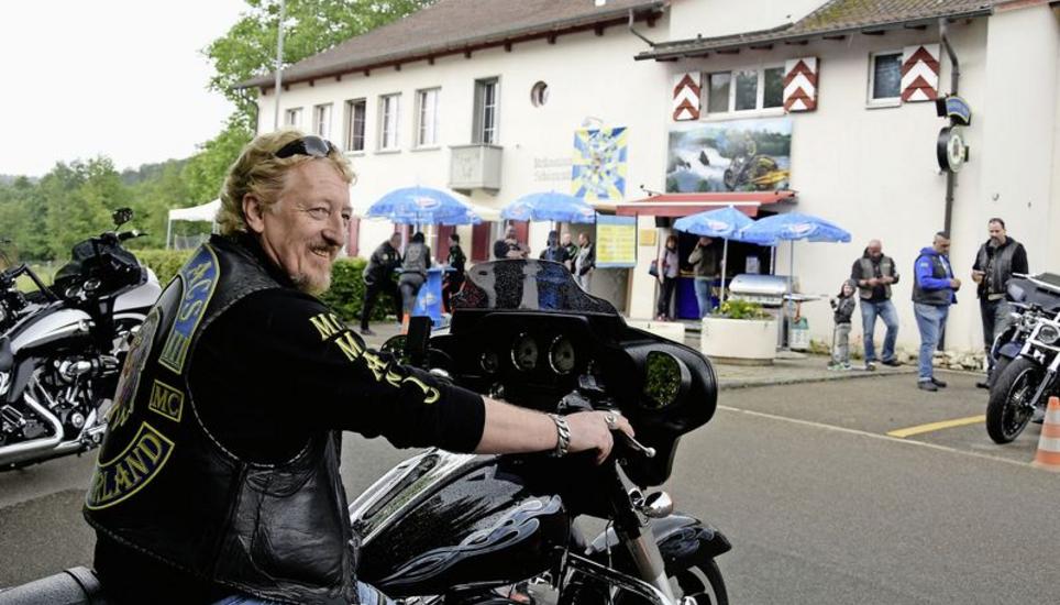 Gestern rollten viele Harleys ins Neuhauser Langriet: Der Motorradclub «Maniacs MC» bot am «Biker Sunday» Gegrilltes und erfrischende Getränke an. Bilder: Melina Ehrat
