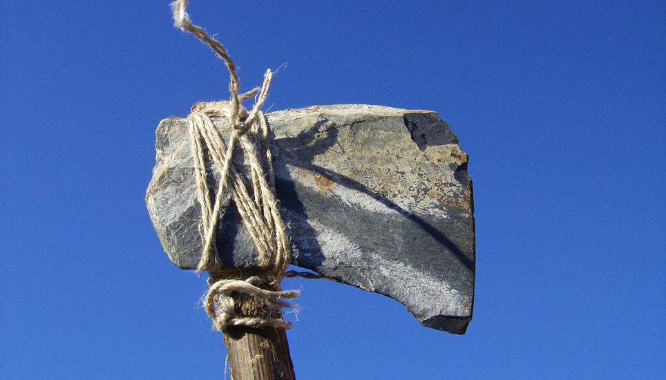 Werkzeuge, Pfeilbögen und Messer - alles wird wie in der Steinzeit gebaut. Bild: Pixabay