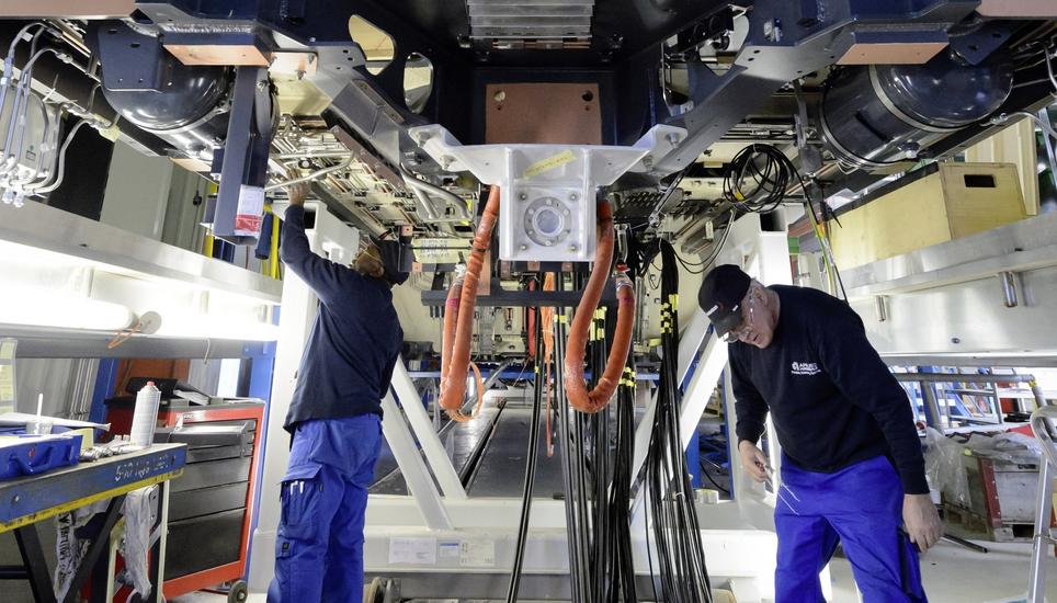 Nach internationalen Regeln beschafft: Angestellte des kanadischen Bombardier-Konzerns arbeiten an einem Fernverkehrszug für die SBB. Bild: Key
