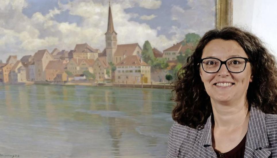 Helga Sandl, die Kuratorin des Museums kunst + wissen in Diessenhofen fesselt das Publikum mit ihrem Vortrag über die künstlerischen Blickwinkel. Bild: Thomas Brack