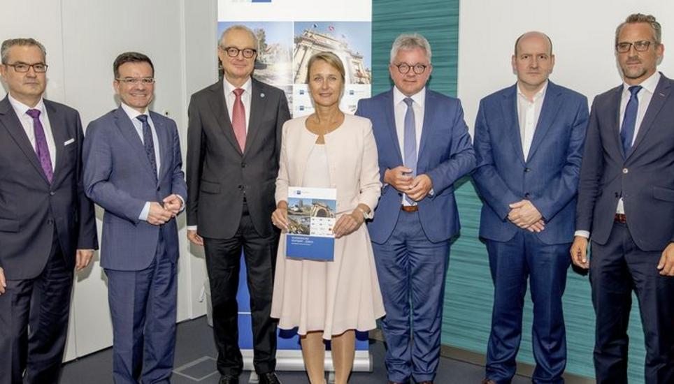 Ralf Bopp, Andrea Marongiu, Harald Marquardt, Birgit Hakenjos-Boyd, Guido Wolf, Hans-Rudolf Werner und Kurt Lanz (Economiesuisse) (v.l.) vom neu formierten Wirtschaftsbündnis fordern den schnellen und konsequenten Ausbau der Schienenachse Zürich–Stuttgart.