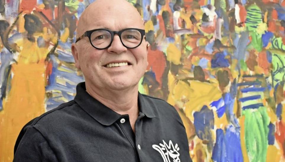 So vielfältig wie die Farben hinter ihm sieht Peter Keller auch die Bewohner: Er überlässt jedem die Entscheidung, wann er isst, schläft und wo er im Speisesaal sitzt.