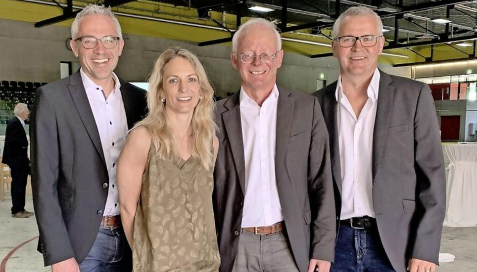 Curling-Weltmeisterin Silvana Tirinzoni mit dem Präsidium des Schaffhauser Organisationskomitees: Ueli Jäger (KSS; links), alt Regierungsrat Reto Dubach (OK-Präsident; 2. von rechts) und Marco Gabrieli (Curling Schaffhausen; ganz rechts). Bild: Zeno Geisseler