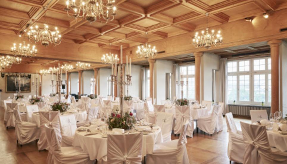 Im Schloss Lauen besticht der Rittersaal mit prunkvoller Ausstattung.
