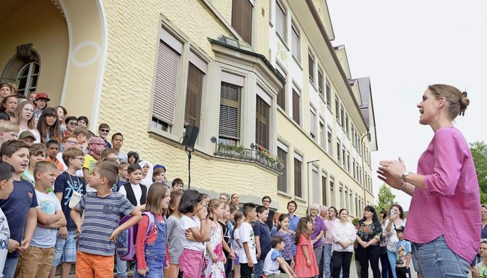 Eingestimmt wurde das Schulfest unter dem Motto «Wir sind die Welt» mit dem Multikulti-Song des Rosenbergschulhauses. Bild: Melina Ehrat