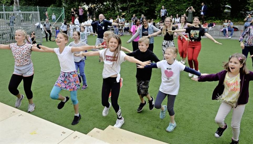 «Fiddy's Fitness»: Bei der Aerobicstunde am Jubiläumsanlass der International School of Schaffhausen machten neben Kindern auch Eltern mit. Bilder: Selwyn Hoffmann