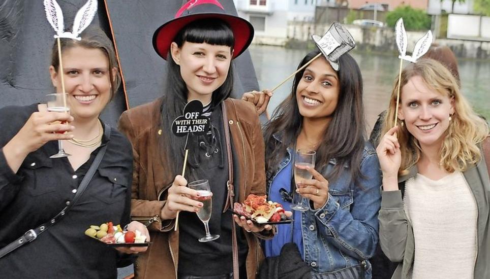 Annina Zancanaro (l.), Laura John, Sahana Elaiyathamby und Linda Zraggen feierten Lauras Polterabend.