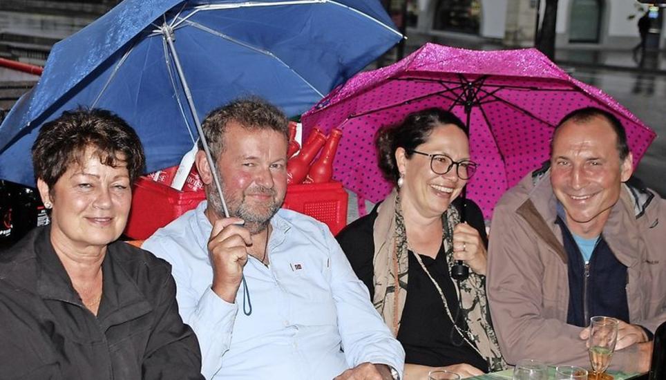 Charlotte Bührer (l.), Ruedi Büchi, Judith Sigg und Ruedi Sigg genossen das Oberdeck trotz Regenguss.
