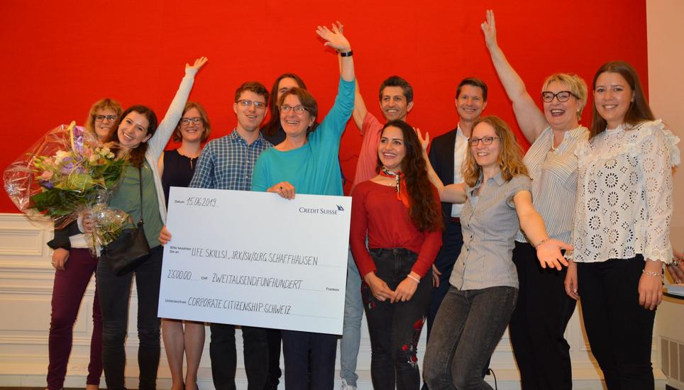 Das JRK Schaffhausen freut sich über 2500 Franken. Bild: Radio Munot
