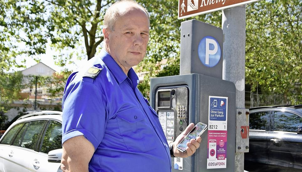 Verwaltungspolizist René Luginbühl führt vor, wie man per App die Parkgebühren zahlt. Bild: Melina Ehrat