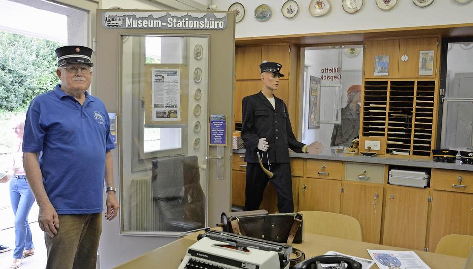 Werner Wocher führte am Sonntag kompetent durch das neu eröffnete kleine Museum im Bahnhof Hemishofen, an der Strecke Etzwilen–Singen gelegen. Bild: Alfred Wüger