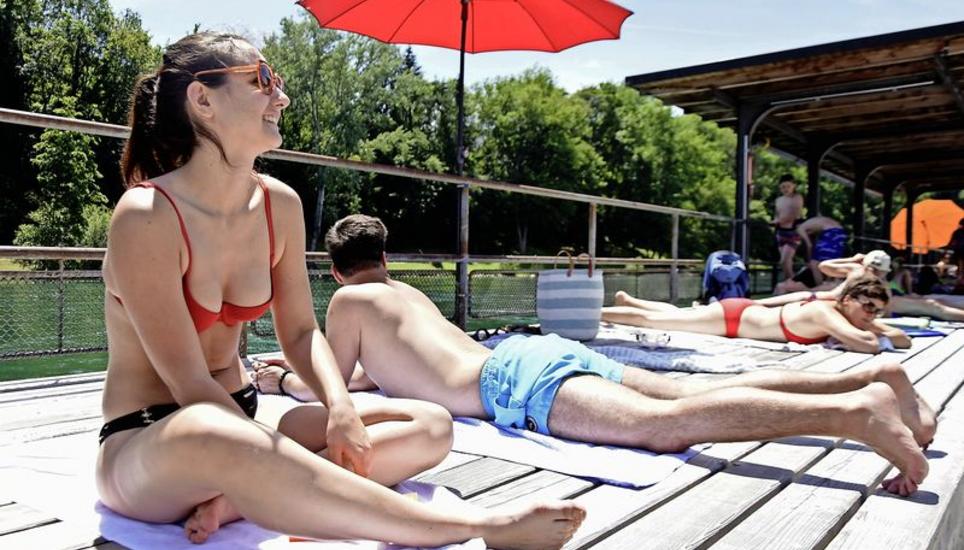 Viele verbringen die heissen Nachmittage bei der Arbeit. Wer Zeit hat, zieht jedoch die Badehose über – wie diese Gäste der Rhybadi. Bild: Melina Ehrat
