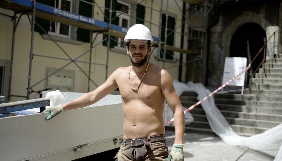 Ganz schön heiss hier: Das Arbeiten auf der Baustelle wird in diesen Tagen für Jan Valko zur Tortur. Bild: Selwyn Hoffmann