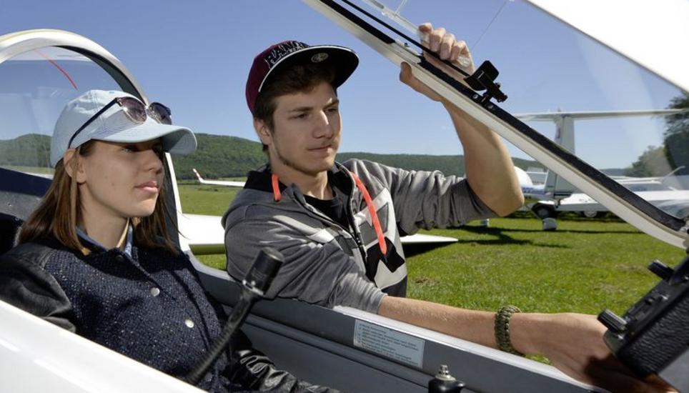 Bevor der erste Segelflug starten kann, zeigt Flugschüler Cornell Erban die verschiedenen Messgeräte, die es während des Flugs zu beachten gilt. Bilder: Selwyn Hoffmann