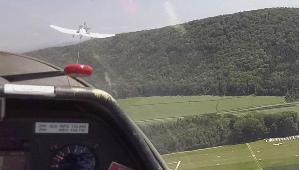 Noch am Abschleppseil angehängt fliegt die Autorin mit Fluglehrer Roman Baumer über den Segelflugplatz Schmerlat in Neunkirch. Auf 1400 Höhenmeter kann man sich vom Abschleppflugzeug abkuppeln. Bild: Sonja Werni
