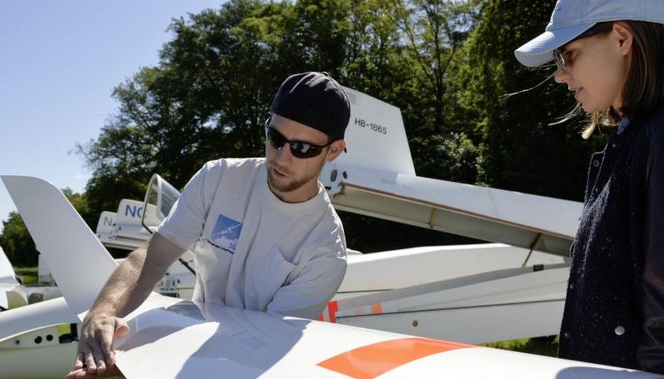 Fluglehrer Roman Baumer erklärt die Aerodynamik der Segelflugzeuge. Die Modelle haben sich in den letzten Jahrzehnten kaum verändert.
