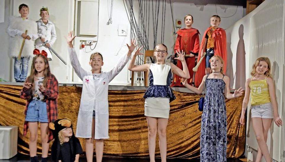 Die Kinder-Theater-Schule Schaffhausen führt ihr originelles Stück «Reise in die Zwischenzeit» auf der Probebühne Cardinal auf. Bild: Melina Ehrat