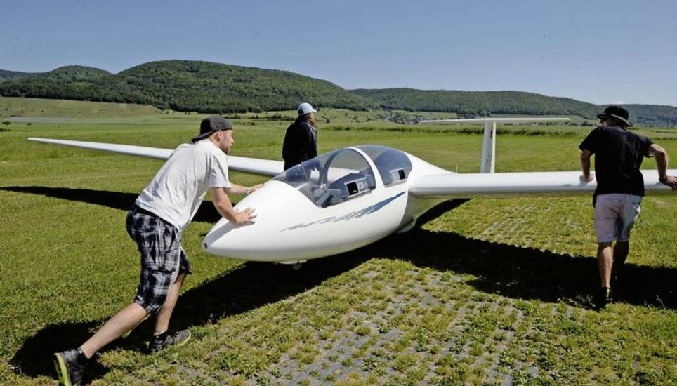Teamarbeit ist beim Segelflugsport unerlässlich. Nur gemeinsam kann man das Segelflugzeug, das zwischen 250 und 350 Kilogramm wiegt, an den Start stossen.