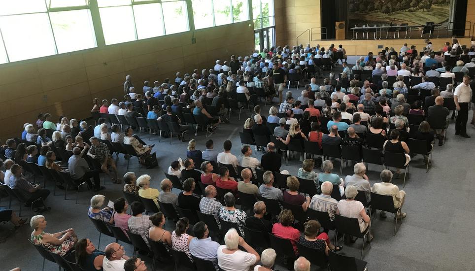 Die Turnhalle in Lottstetten war am Dienstagabend gut besucht. Bild: RM