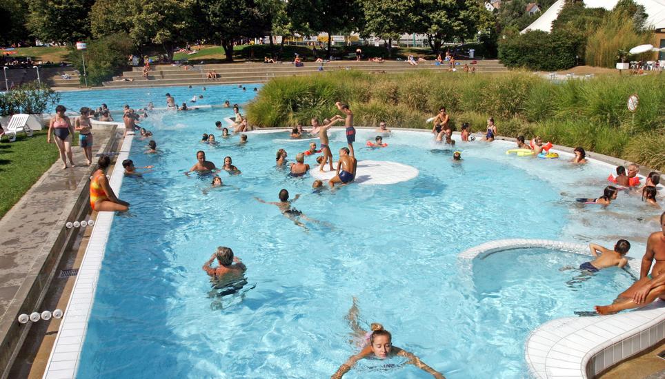 Wer konnte, verbrachte im Sommer 2003 die Hitzetage in der KSS. Bild: Stadtarchiv SH