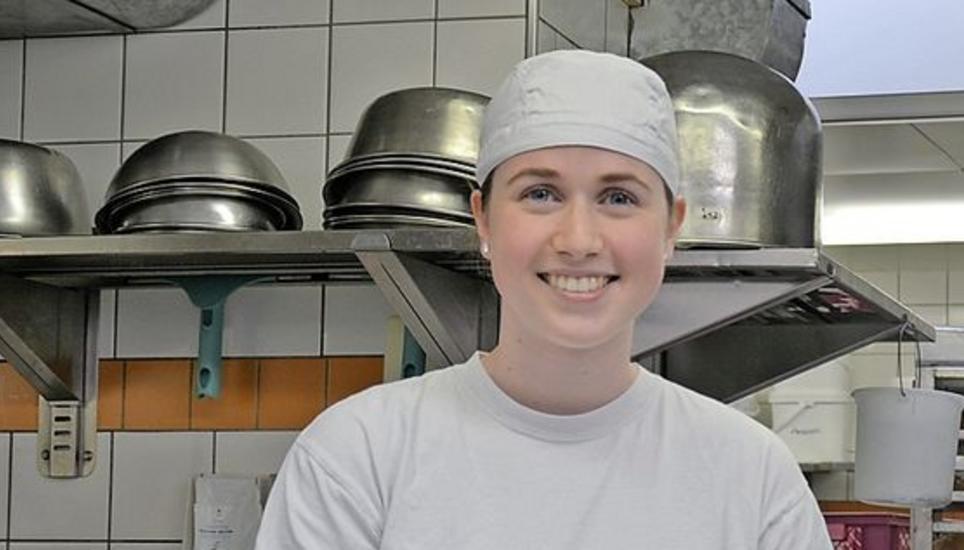 Jasmin Kyburz hat soeben die Lehre als Bäcker-Konditor-Confiseur abgeschlossen. Bild: Julia Heiri