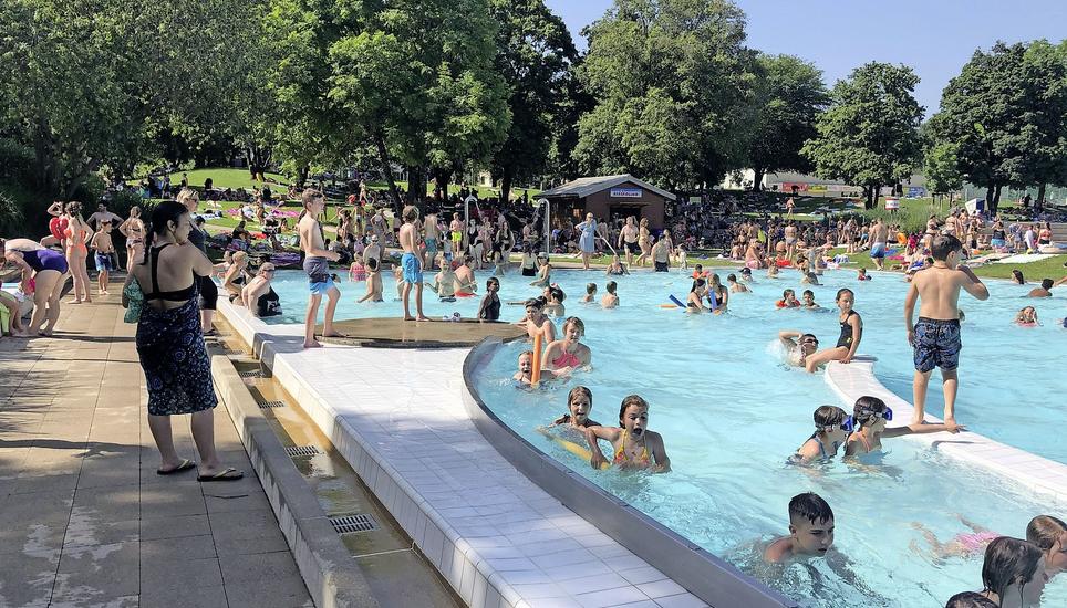 Einer der wenigen Orte, wo man es aushalten konnte: In einem Freibad. Bild: Ueli Jäger/zvg