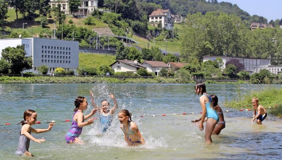 Der Aufenthalt im Wasser kann bei der aktuellen Strömung im Rhein ganz schön gefährlich sein. Bild: Sonja Werni