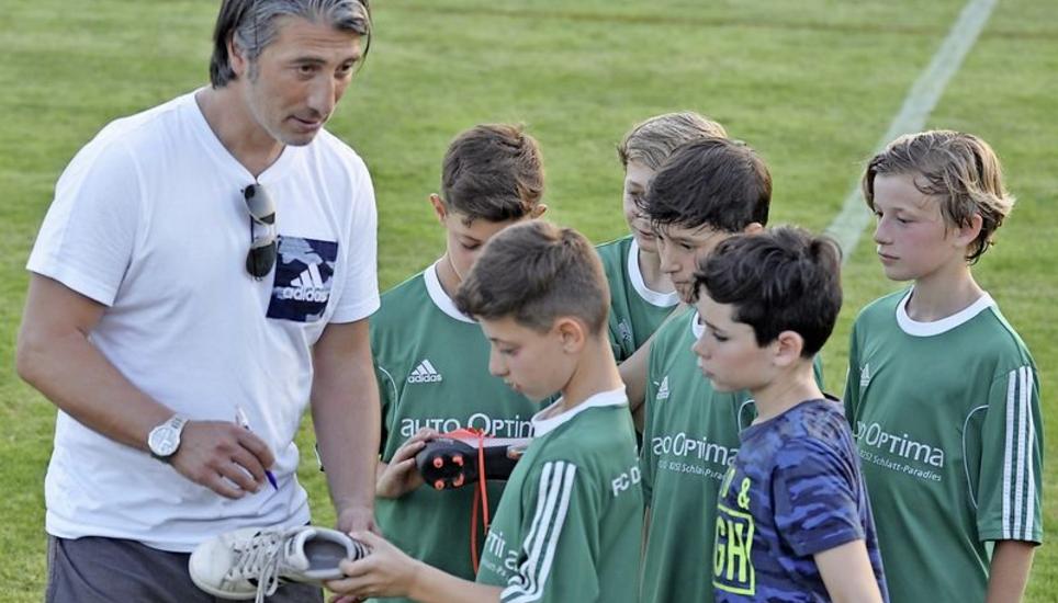 Bitte ein Autogramm: Diessenhofens Juniorenspieler bei FCS-Trainer Murat Yakin. BILD DANIEL F. KOCH