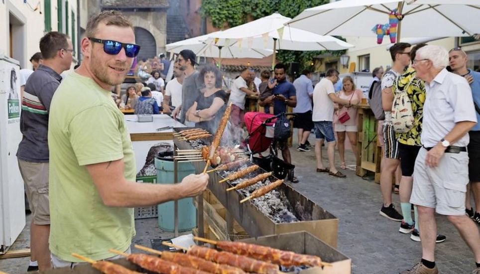 Kamen auch mit der Hitze gut klar: Die Mitglieder des Eishockey-Clubs Schaffhausen am Grill. Bilder: Phillip Schmanau