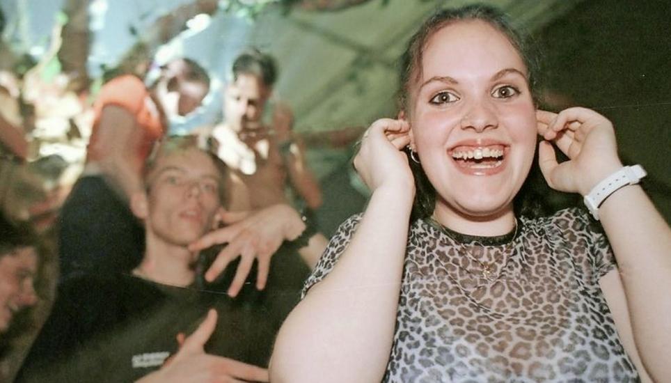 1998, Indoor-Techno-Party in Roggwil. Was wohl aus den Ravern geworden ist? Haben Sie ähnliche Bilder von sich zu Hause? Dann machen Sie bei unserem Wettbewerb mit! Bild: Key